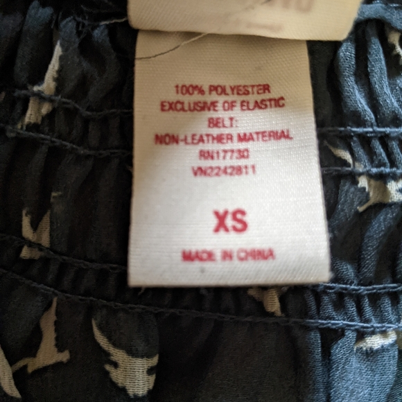 Free with bundle of 2+ Black blouse with birds - Picture 5 of 5